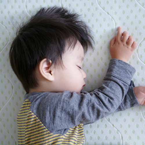 接受睡眠測試前熟睡的男孩